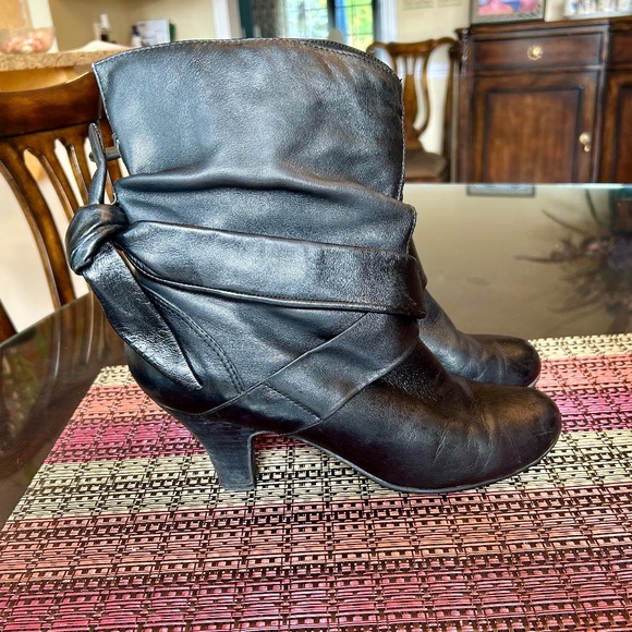 Colin Stuart Black Leather Slouchy Boots with Leather Wrap & Bow Details Size 10 - Picture 4 of 10